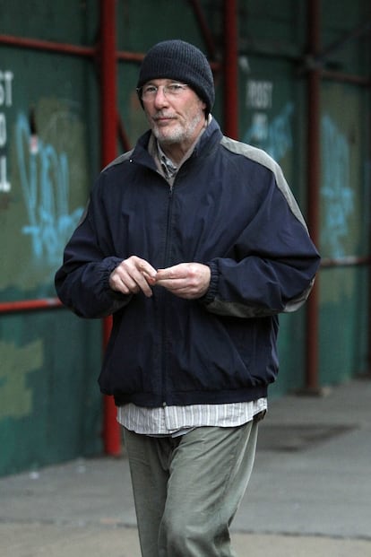 Algo semelhante viveu Richard Gere para seu filme ‘O Encontro’ (2015), onde interpretava um sem-teto. Uma das cenas foi gravada com Gere como um verdadeiro mendigo pelas ruas de Manhattan, passando despercebido para os transeuntes. Fez xixi na rua, pediu esmolas, e uma mulher chegou a lhe oferecer um pedaço de pizza sem notar que se tratava do protagonista de ‘Uma Linda Mulher’.