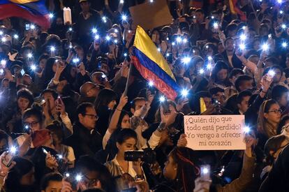 Una multitud de personas enciende sus teléfonos durante una marcha por la paz, en Bogotá (Colombia).