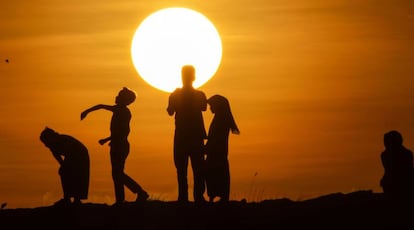 Unos jóvenes indonesios disfrutan del atardecer en la playa de Lhoknga, en la proviincia de Aceh .