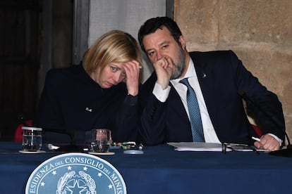 La primera ministra de Italia, Giorgia Meloni, junto al vice primer ministro, Matteo Salvini, durante el consejo celebrado en el municipio de Cutro, este jueves.