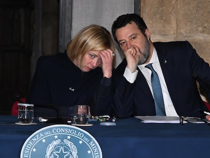 La primera ministra de Italia, Giorgia Meloni, junto al vice primer ministro, Matteo Salvini, durante el consejo celebrado en el municipio de Cutro, este jueves.