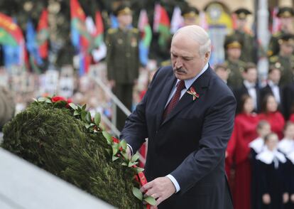 El presidente bielorruso Alexander Lukashenko asiste a una ceremonia de ofrenda floral que conmemora 74 años desde la victoria en la Segunda Guerra Mundial en Minsk (Bielorrusia), el jueves 9 de mayo de 2019.