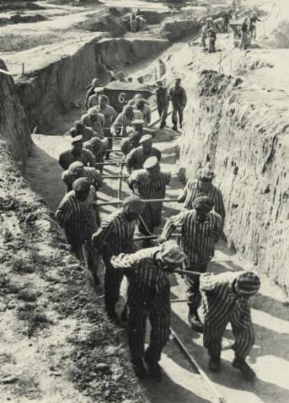 Un grupo de presos españoles arrastran una vagoneta de tierra en el campo de concentración nazi de Mauthausen.