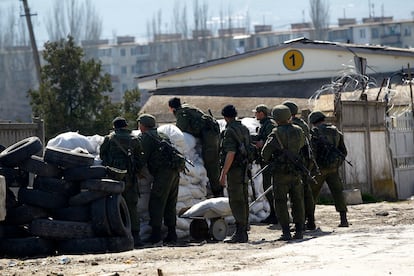 Unos soldados rusos colocan barricadas en Feodosia, Crimea, tras tomar el control de la base militar de la ciudad, el 24 de marzo de 2014.