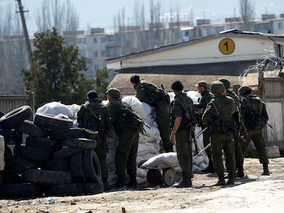 Unos soldados rusos colocan barricadas en Feodosia, Crimea, tras tomar el control de la base militar de la ciudad, el 24 de marzo de 2014.