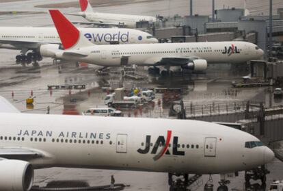 Varios aviones de JAL en el aeropuerto internacional de Tokio.