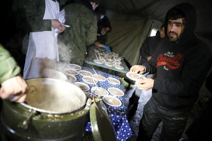 Un migrante recibe alimentos en un centro de atención en la región bielorrusa de Grodno este viernes