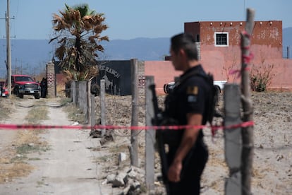 Policía resguarda el acceso al Rancho Izaguirre en Jalisco el 11 de marzo 2025.