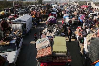 Columna de vehículos en Salahadín. En esta diáspora interna por la franja de Gaza, los gazatíes han intentado llevar con ellos enseres básicos para poder establecerse en los distintos puntos por los que han tenido que moverse para huir de los bombardeos de Israel. 