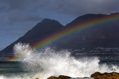 Vista de un arcoíris sobre el mar después de una tormenta en Ciudad del Cabo (Sudáfrica), el 8 de junio de 2017.