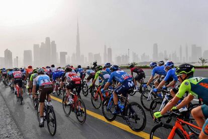 Imagen de una etapa del Tour de Emiratos a su paso por Dubi.