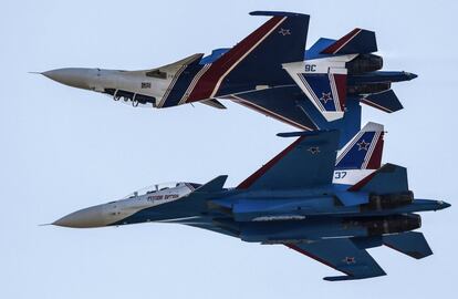 La patrulla de vuelo acrobático de la Fuerza Aérea rusa 'Caballeros Rusos' a bordo de aviones de combate Sukhoi SU-30SM demuestran sus habilidades durante la celebración del Salón Internacional de la Aviación y el Espacio MAKS-2017 en Zhukovsky, a las afueras de Moscú (Rusia).