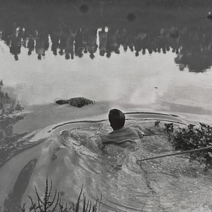Mirones viendo a un ahogado, en 1960.