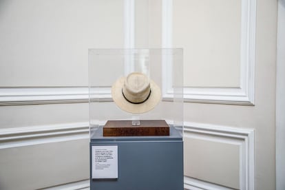 El sombrero de Carlos Pizarro.