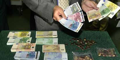 Siete tipos de billetes y ocho de monedas en euros.