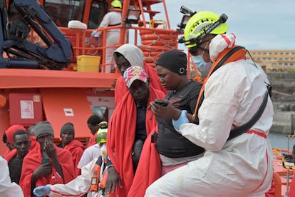 Una migrante rescatada en el mar, en el muelle de La Restinga, en El Hierro, en noviembre pasado.
