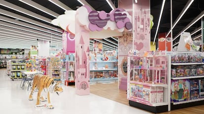 Vista de la tienda de Toys 'R' Us en el centro comercial Islazul.