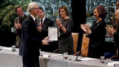 Juli&aacute;n Zugazagoitia , director del museo Neslon Atkins, recibe ayer uno de los galardones.