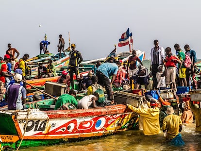 Cayucos de pescadores a su llegada a uno de los puertos en La Petite Côte (Senegal).