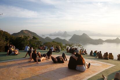 Visitantes ven la puesta de sol en el Parque de la Ciudad de Niteroi el pasado 11 de julio.