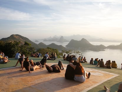 Visitantes ven la puesta de sol en el Parque de la Ciudad de Niteroi el pasado 11 de julio.