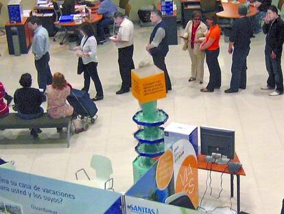 Clientes en una oficina bancaria