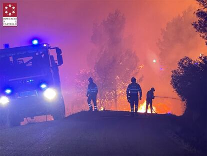 Los bomberos durante las labores de extinción del fuego de Azuébar, en una imagen del consorcio de Castellón.