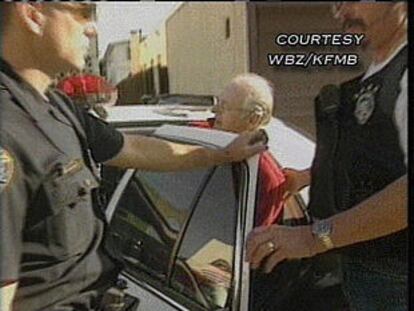 El sacerdote Paul Shanley, al ser detenido por la policía de San Diego (California), en una imagen de televisión.