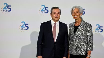 El expresidente del BCE, Mario Draghi, junto a la actual presidenta del eurobanco, Christine Lagarde.