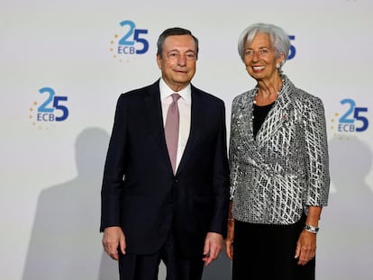 El ex primer ministro italiano, Mario Draghi, junto a la presidenta del Banco Central Europeo, Christine Lagarde, en la celebración del 25 aniversario del organismo el año pasado.
