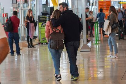 Pedro besa a Lorena al salir de Barajas tras decidir cancelar su viaje a París de hoy