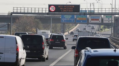 Paneles informativos sobre la restricción de velocidad por alta contaminación en la ciudad.