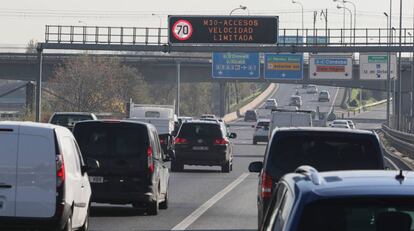 Paneles informativos sobre la restricción de velocidad por alta contaminación en la ciudad.