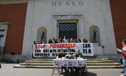 Los empleados en la puerta del museo de Bilbao