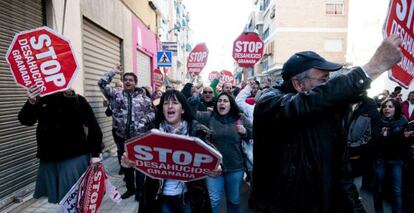 Miembros de Stop Desahucios paralizan un desalojo en Granada.