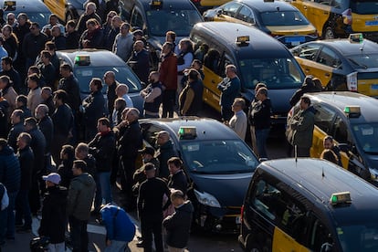 Asamblea de taxistas de Barcelona en la Estación de Sants, este jueves.