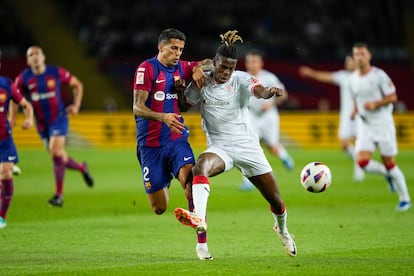 Joap Cancelo disputa un balón  con Nico Williams.