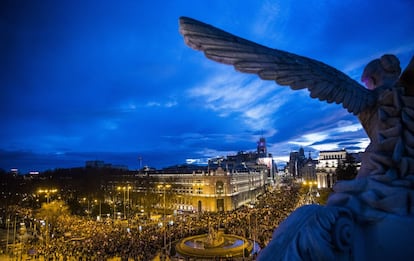 El 8 de marzo de 2020, las protestas feministas volvieron a llenar las calles de muchas ciudades españolas. No lograron la asistencia de los años anteriores por el temor al contagio del coronavirus y la división del movimiento por las diferentes posiciones ante el colectivo transexual, que crearon una brecha entre el feminismo histórico y las nuevas generaciones. En la imagen, miles de personas marchan por las calles de Madrid, a su paso por Cibeles.