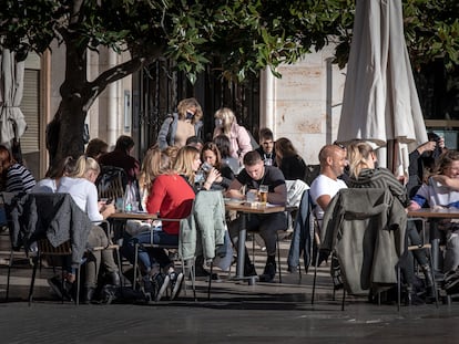 Una terraza en el centro de Valencia, en el mes de enero, justo antes del cierre de la hostelería.