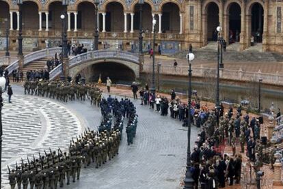 Momento de la parada militar efectuada con motivo de la celebración de la Pascua Militar en el cuartel de Pineda, situado en la Plaza de España de Sevilla.