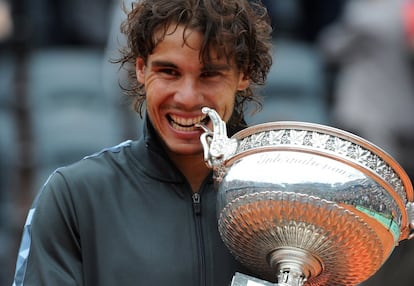El tenista español posa para los medios gráficos mientra muerde el trofeo de Roland Garros tras vencer a Novak Djokovic.