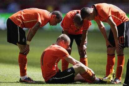 Robben, en el suelo, se duele de su rodilla durante el partido amistoso ante Hungría