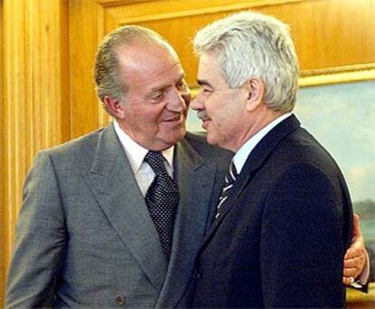 El Rey recibe con un abrazo al presidente de la Generalitat catalana, Pasqual Maragall.
