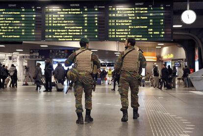 L'estació Midi de Brussel·les, vigilada per soldats.