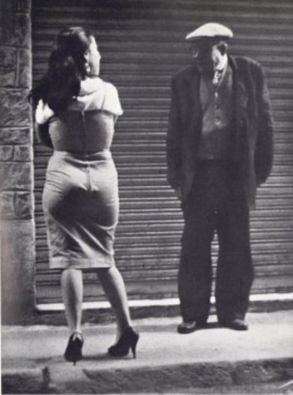 Una imagen de una prostituta y un vecino del Raval.