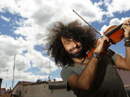 El violinista Ara Malikian en su casa de Madrid.