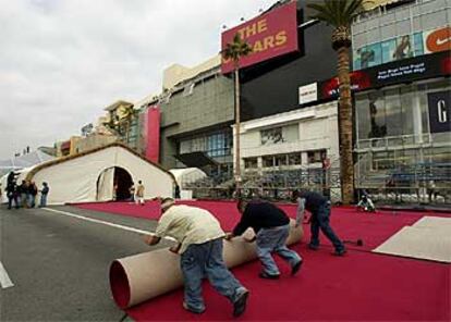 Operarios desenrollan el miércoles la alfombra roja a la entrada del teatro Kodak de Los Ángeles.