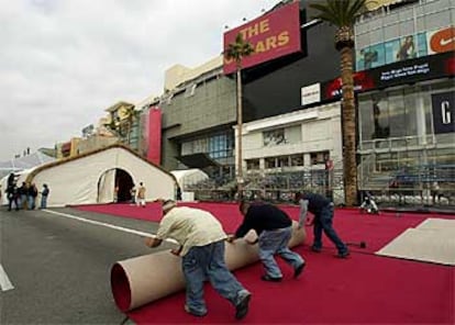 Operarios desenrollan el miércoles la alfombra roja a la entrada del teatro Kodak de Los Ángeles.