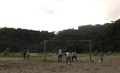 Alumnos del proyecto educativo de Mano Cambiada juegan al fútbol en la playa de Jurubirá.