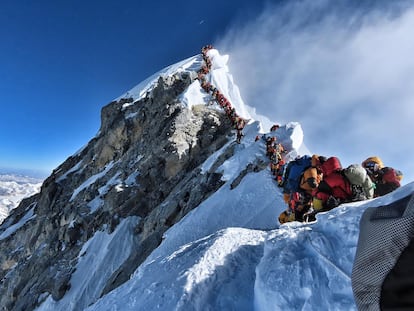 Imagen que muestra un gran tráfico de escaladores en el monte Everest, en 2019.